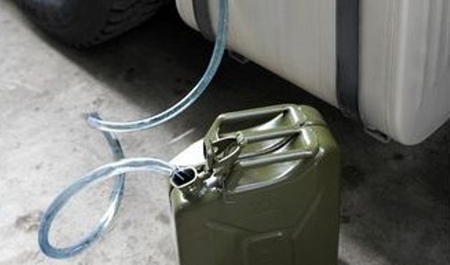 Rubano il gasolio da un camion a Nibbiola: arrestati