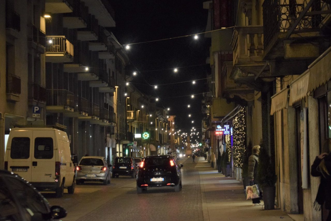 A Borgomanero inaugurate le luci di San Valentino