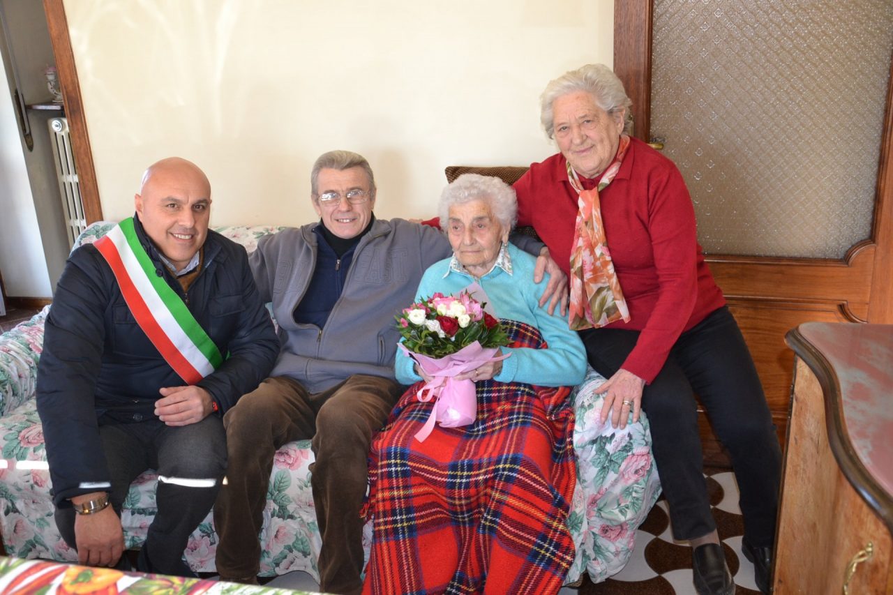 Gli auguri di Borgomanero per i 100 anni di Maria Simonotti