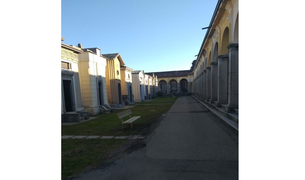 Trecate nuove panchine posizionate al cimitero