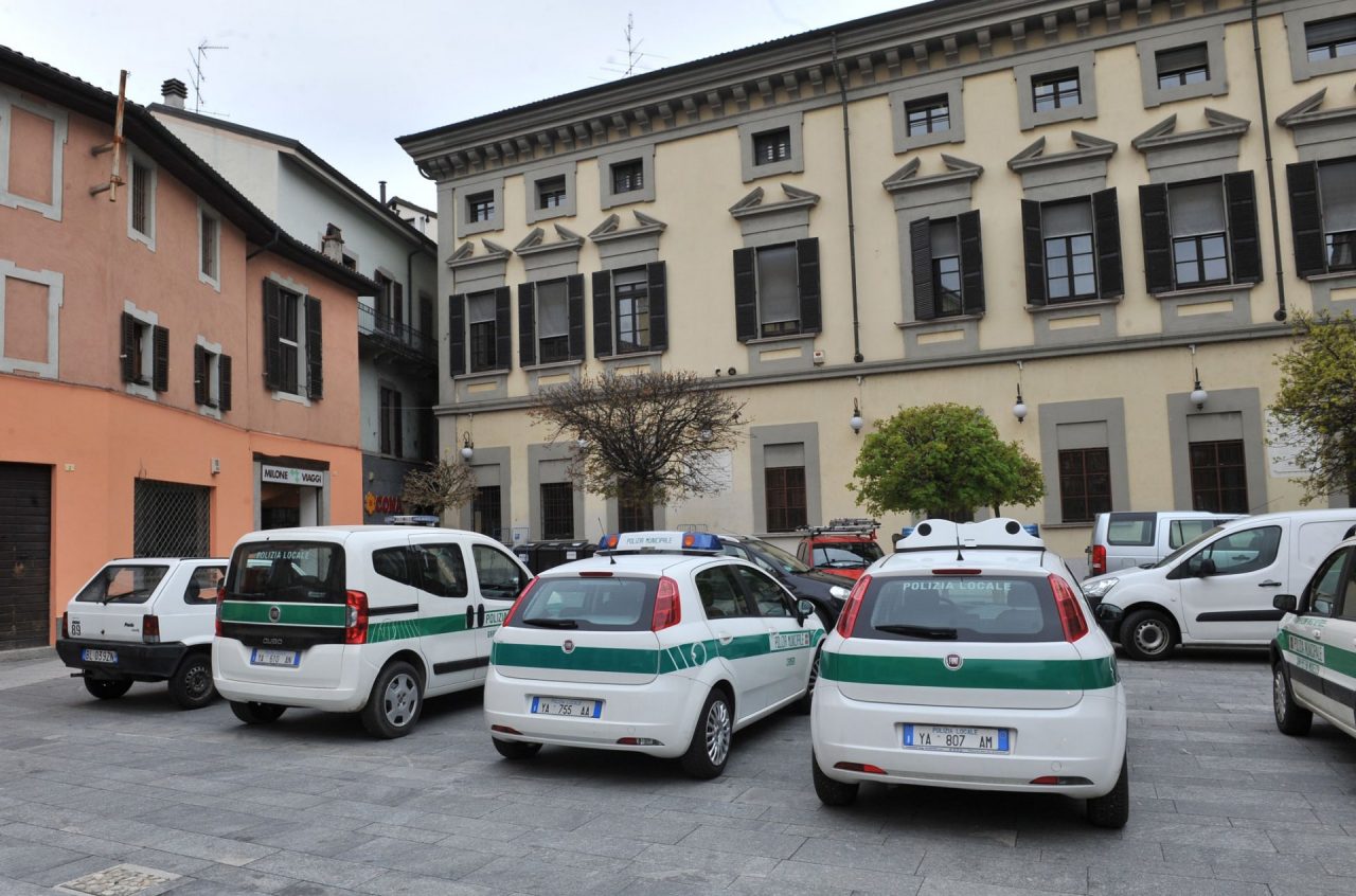 Vendeva cibi surgelati come freschi: multato dalla Polizia locale