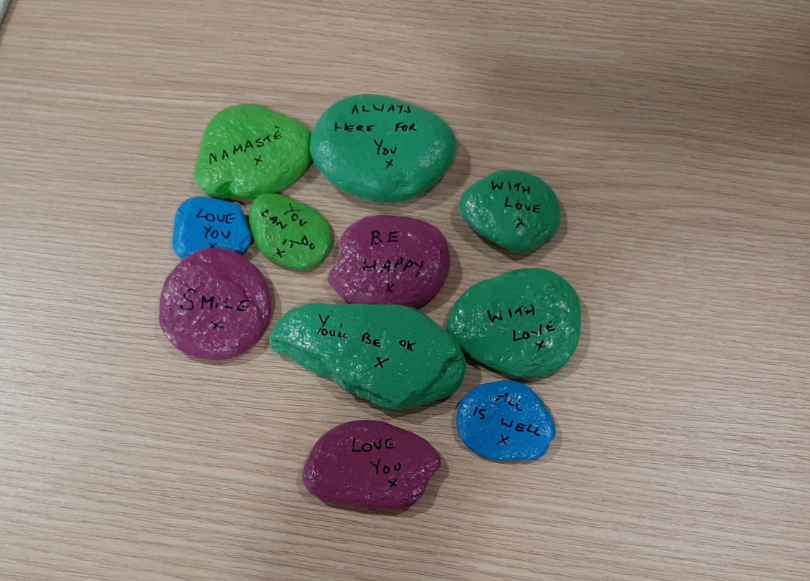 Sassi colorati per portare felicità nelle strade di Arona