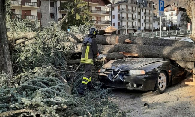 Tromba d’aria in Val di Susa, tetti scoperchiati e alberi abbattuti