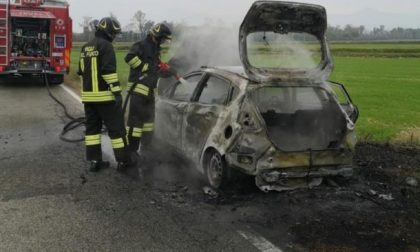 Dà fuoco all’auto della suocera e si nasconde fra i cespugli per vederla bruciare
