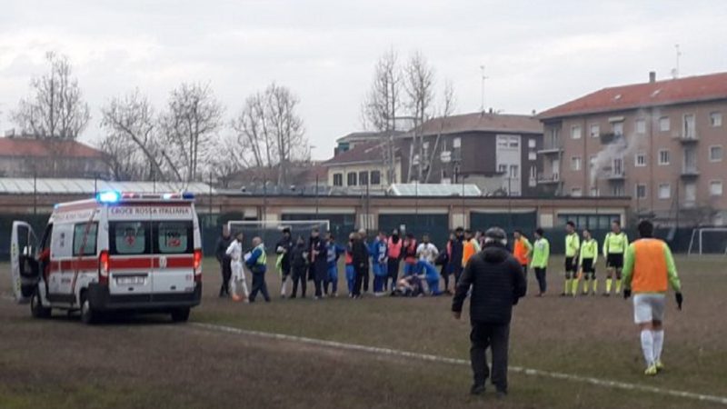 Calciatore sviene durante la gara: paura in campo