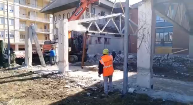 Arona demolita la ex piscina: arriverà una sala polivalente