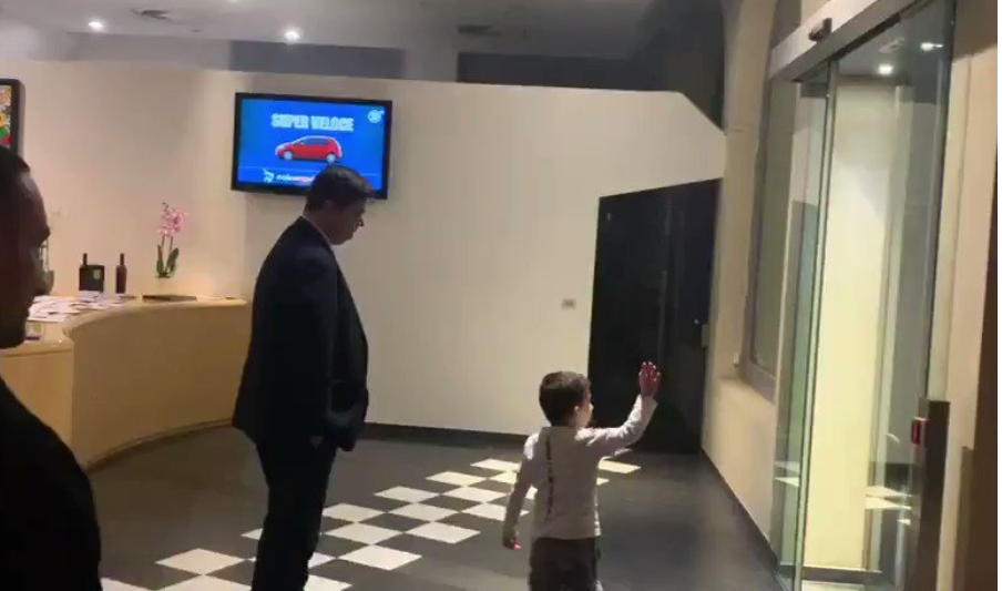 Bimbo saluta i calciatori del Toro ma loro lo ignorano, solo due gli “danno il cinque”  VIDEO