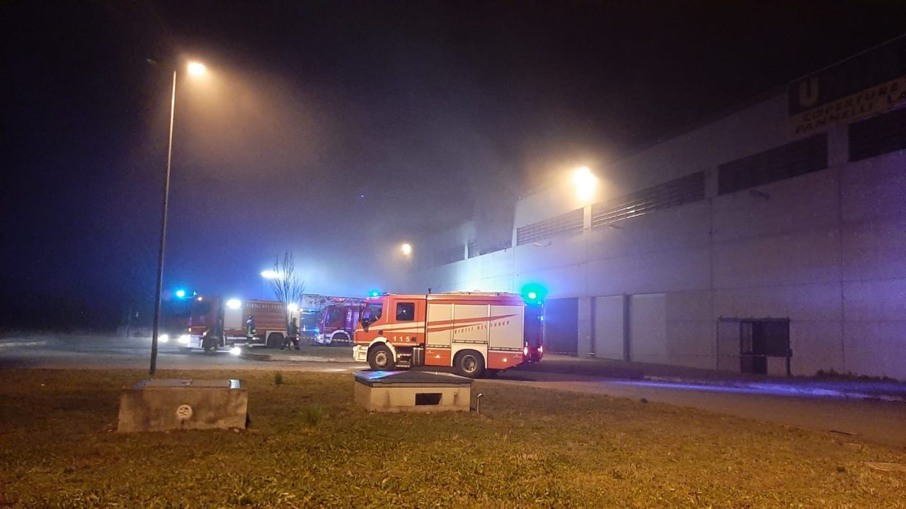 Vasto incendio a Trecate: vigili del fuoco al lavoro per domare le fiamme