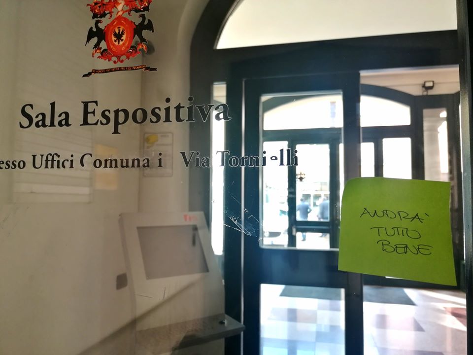 Resistere al virus Covid-19: anche a Borgomanero i bigliettini “Andrà tutto bene”