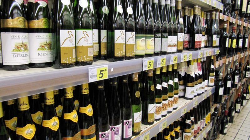 Compra solo tre bottiglie di vino al supermercato: multato