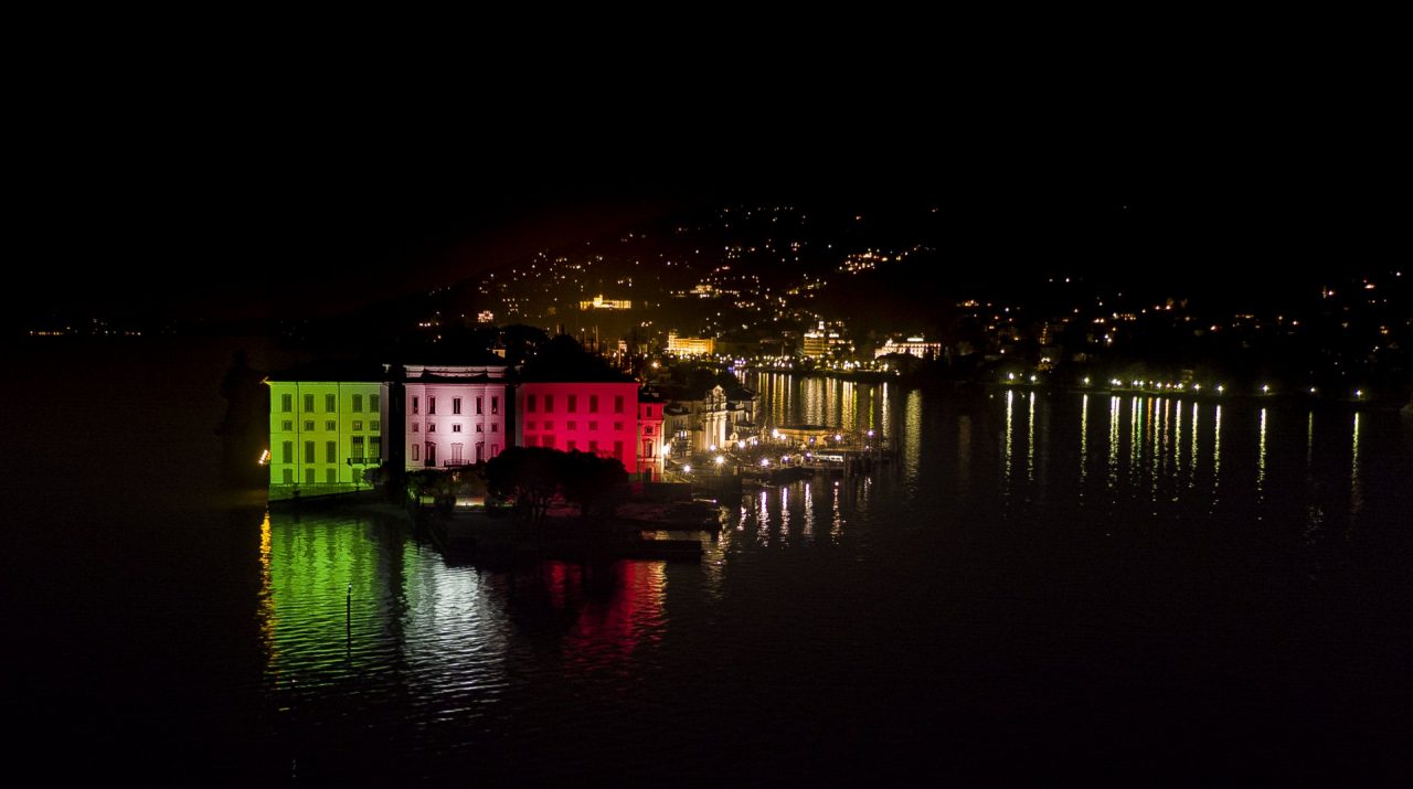 Emergenza pandemia le isole Borromee e la Rocca di Angera illuminate con il Tricolore FOTO e VIDEO