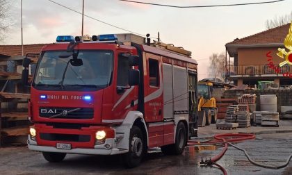 Capannone in fiamme a Pombia: l'intervento dei vigili del fuoco di Arona