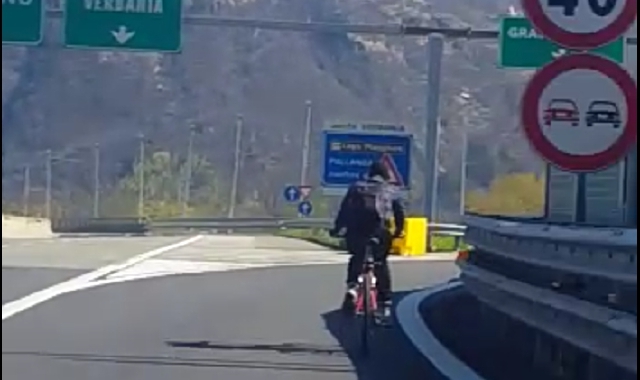 Contromano in bici lungo la A26: fermato dalla polstrada