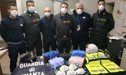Migliaia di guanti e mascherine illegali fermate alla dogana
