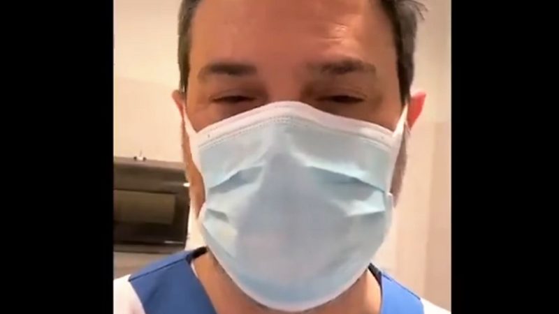 “Mancio” cabarettista di Zelig e infermiere all’ospedale: “Restate a casa” | VIDEO