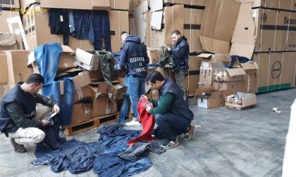 Abiti prodotti in Tunisia spacciati come griffati: maxi sequestro