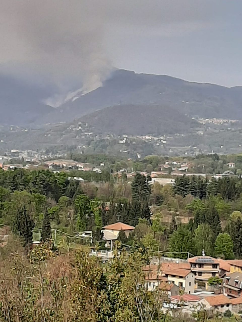 Enorme incendio al Mottarone: due elicotteri, 19 automezzi e 48 operatori Aib