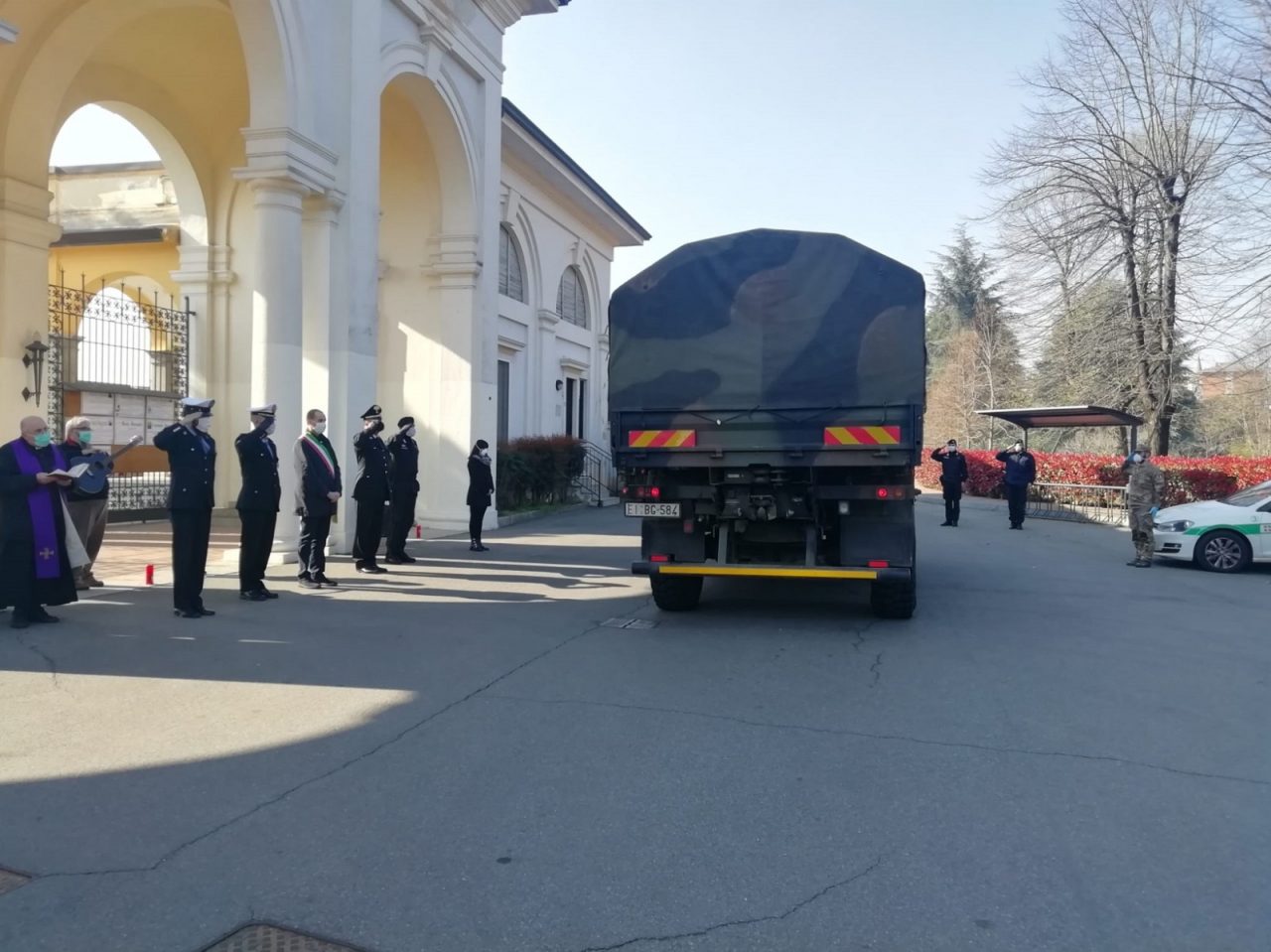 Trecate cerimonia di accoglienza delle salme di Bergamo