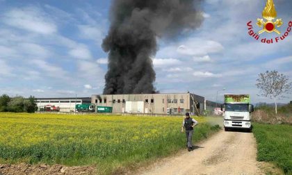 I vigili del fuoco salvano due persone da un capannone in fiamme a Romagnano Sesia