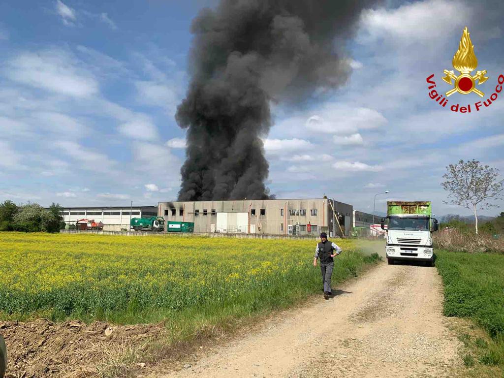 I vigili del fuoco salvano due persone da un capannone in fiamme a Romagnano Sesia