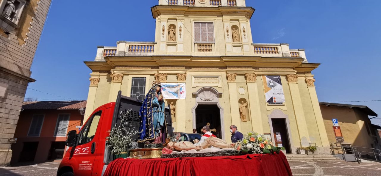 Statue sacre di Gesù e Maria in processione per le vie di Castelletto