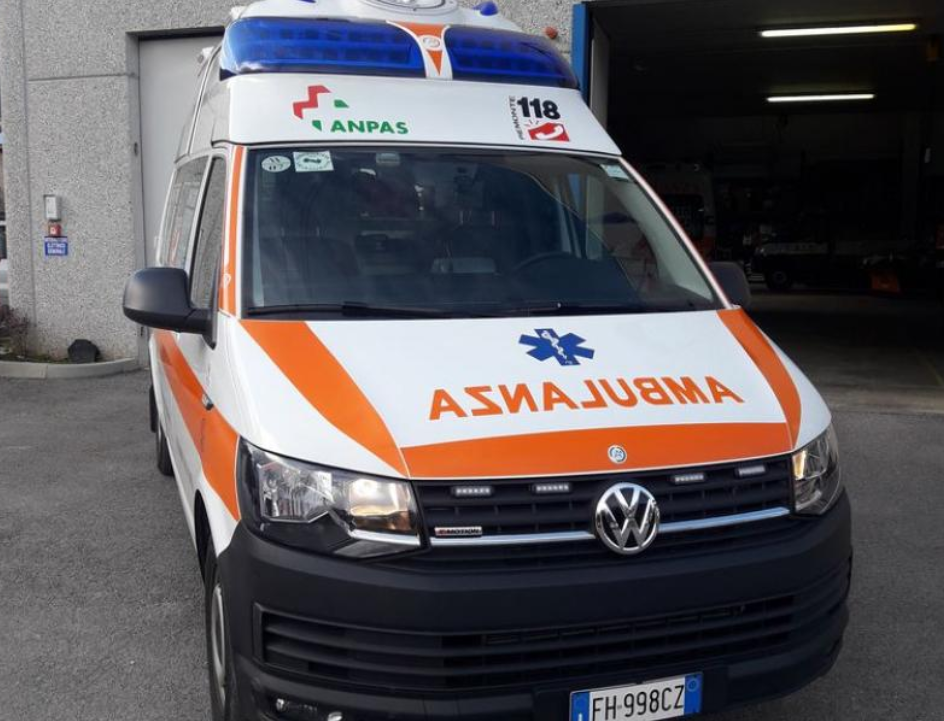 Cade a terra a Trecate e si infilza un legno nell’addome