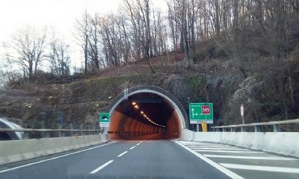 Camion sfonda barriera sulla A26 a Invorio