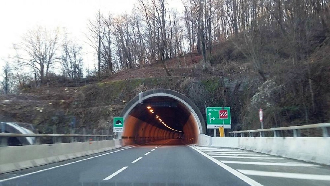 Frana incombe sulla A26: chiuso il tratto tra Arona e Baveno
