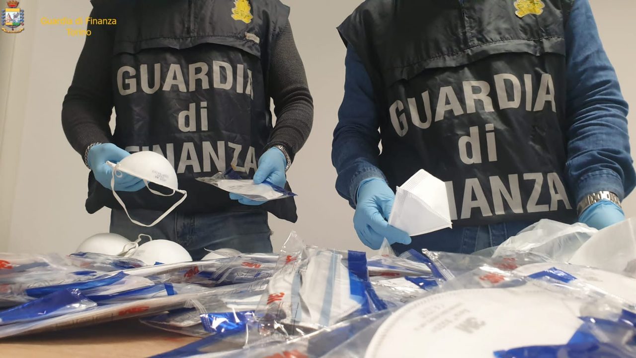 Una montagna di mascherine importate illecitamente scoperta nell’Alessandrino