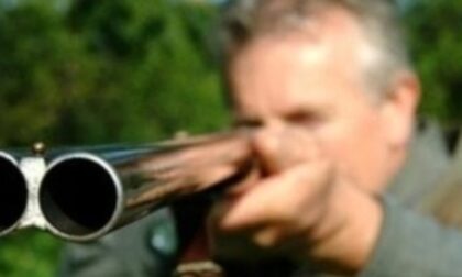 Cacciatore muore colpito per sbaglio dallo sparo di un collega