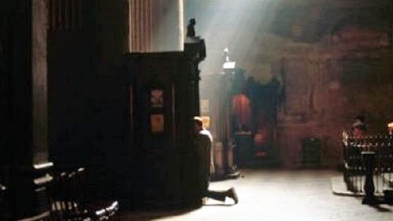 Fa pipì nel confessionale: denunciato 22enne