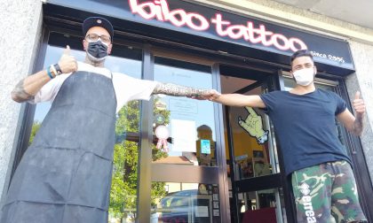 Tatuaggio benefico di Bibo Font per la Protezione civile di Arona