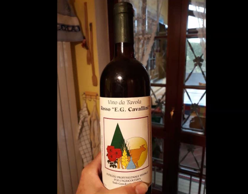 Dalla cantina spunta una bottiglia di vino rosso prodotto alla Cavallini