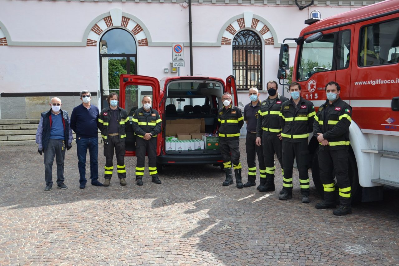 I vigili del fuoco di Borgomanero hanno donato generi alimentari all’emporio Borgosolidale