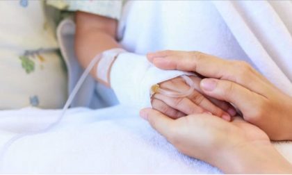 Gloria torna a casa dall'ospedale: la gioia dei genitori di Oleggio Castello
