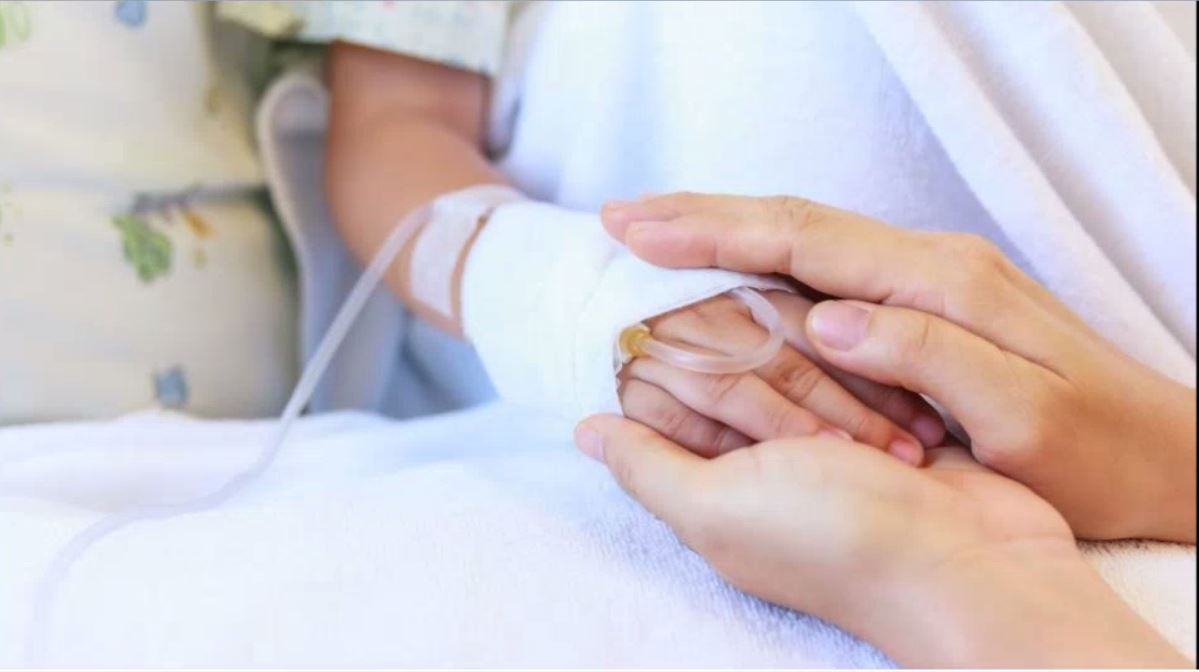 Gloria torna a casa dall’ospedale: la gioia dei genitori di Oleggio Castello