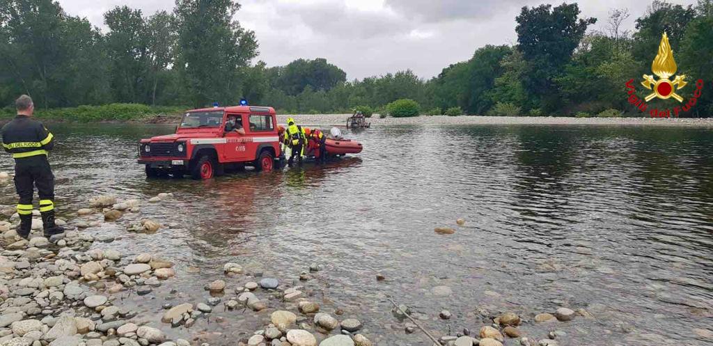 Resta bloccato in mezzo al fiume col trattore: salvato a San Nazzaro