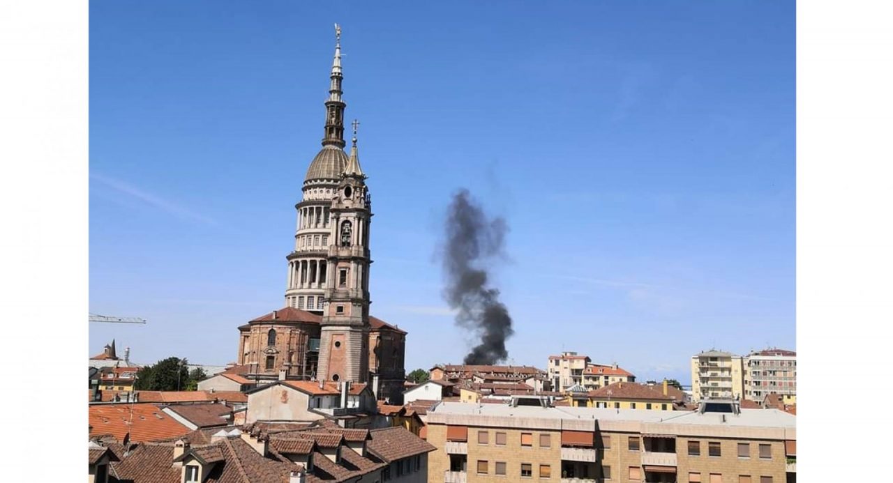 Novara tre auto in fiamme di fronte alla palestra Alcarotti