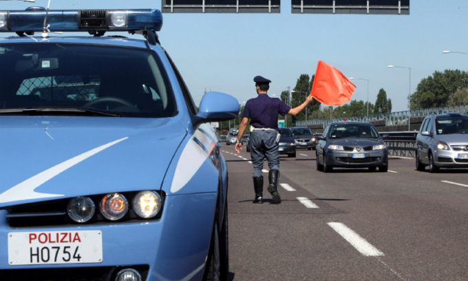Controlli della stradale: fermano automobilista e scoprono che è soggetto a ordine di carcerazione