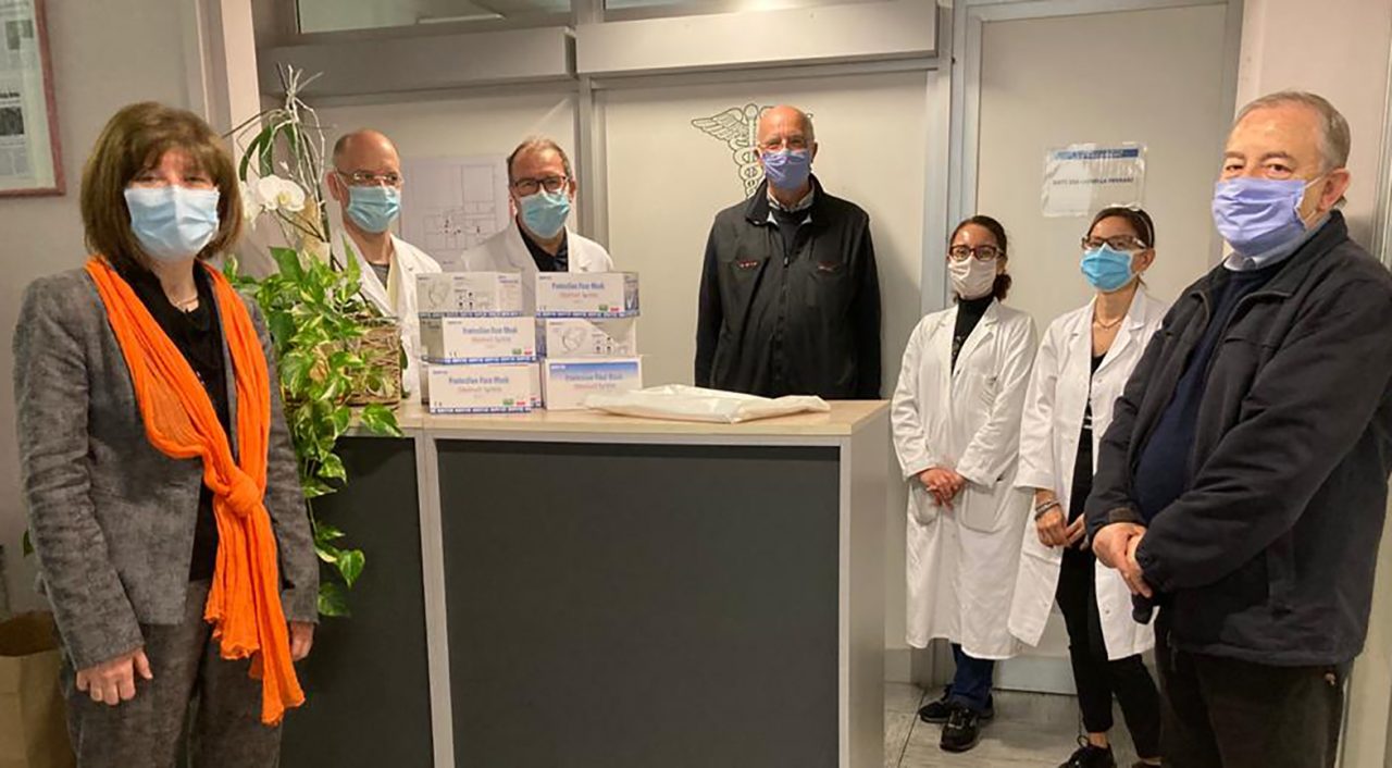 Camici e mascherine per l’ospedale: la raccolta di Mamre e Don Bosco a Borgomanero