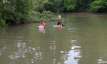 Esce per pescare e lo trovano morto nel canale