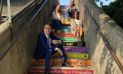 Arona la scala della ferrovia diventa “la scalinata dei libri”