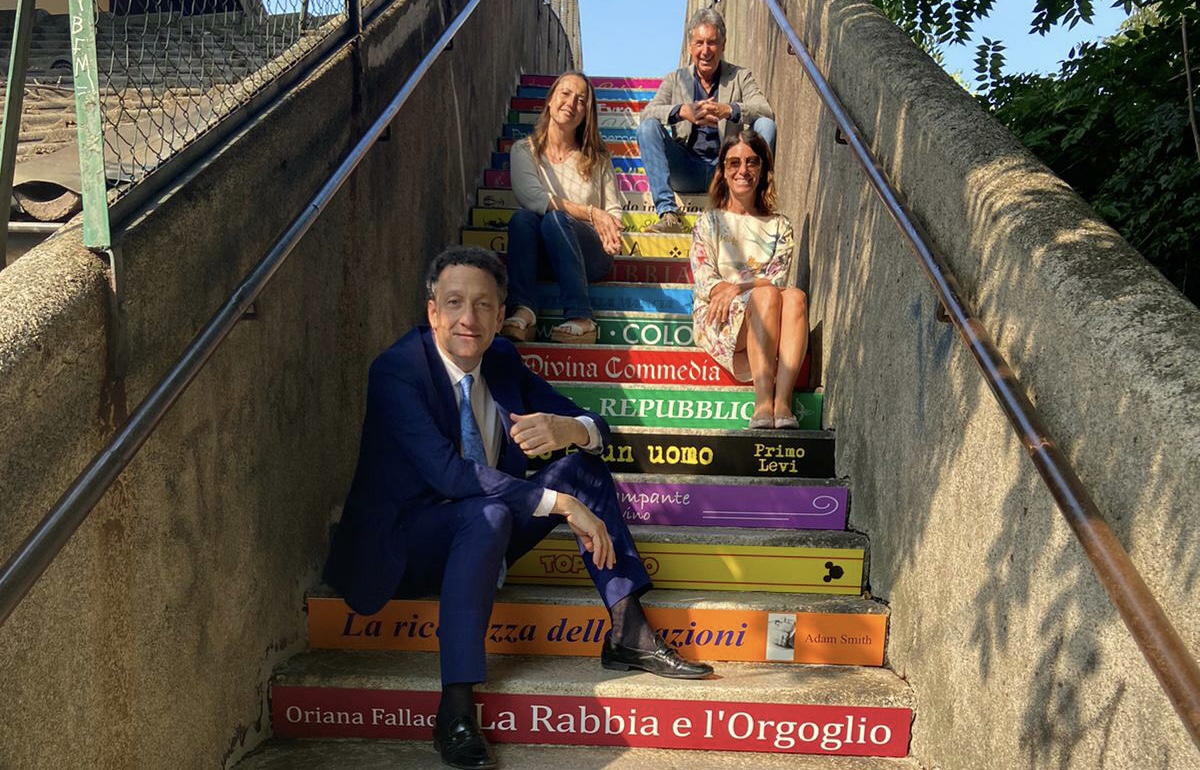 Arona la scala della ferrovia diventa “la scalinata dei libri”