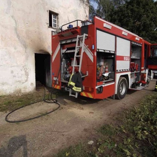 Vicolungo cascina a fuoco