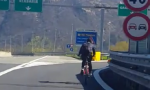 In bicicletta sull’autostrada A26: fermato a Borgomanero