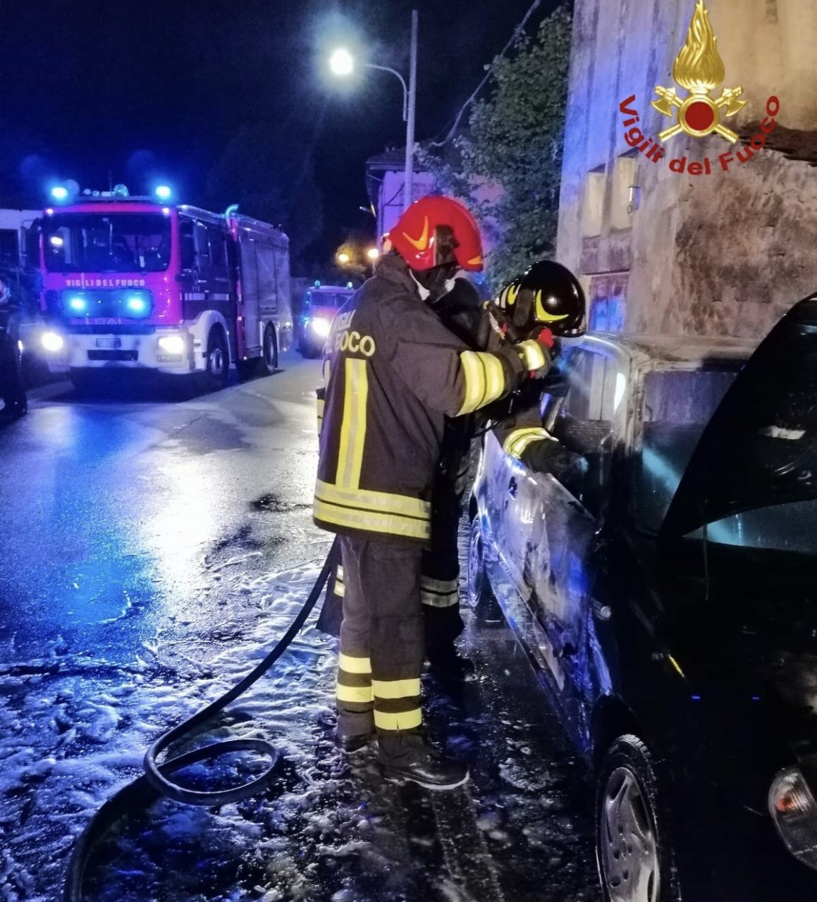 Arona auto in fiamme in via Monte Rosa