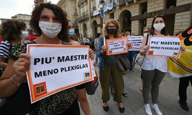 “Riaprite le scuole”: la protesta di insegnati, studenti e genitori
