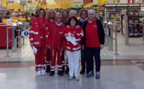 Croce rossa Arona raccoglie 300 chili di alimenti per i bisognosi