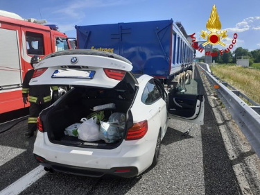 Bmw si incastra sotto il Tir in autostrada