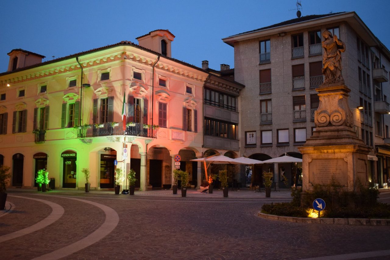 Per la Festa della Repubblica Palazzo Tornielli si illumina col tricolore